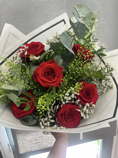 6 Red Roses - 6 Red Roses paired with fresh greenery and delicate textural accents. Elegant, sophisticated, and full of sentiment, this classic arrangement is designed to convey love, admiration, and heartfelt emotions.

Beautifully wrapped in contemporary presentation packaging, it makes a perfect gift for anniversaries, romantic occasions, birthdays, Valentine's Day, or simply to remind someone special how much they mean to you.